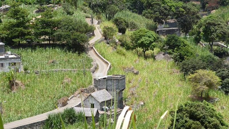 Man vandrer på hyggelige grusstier på Sao Vicente
