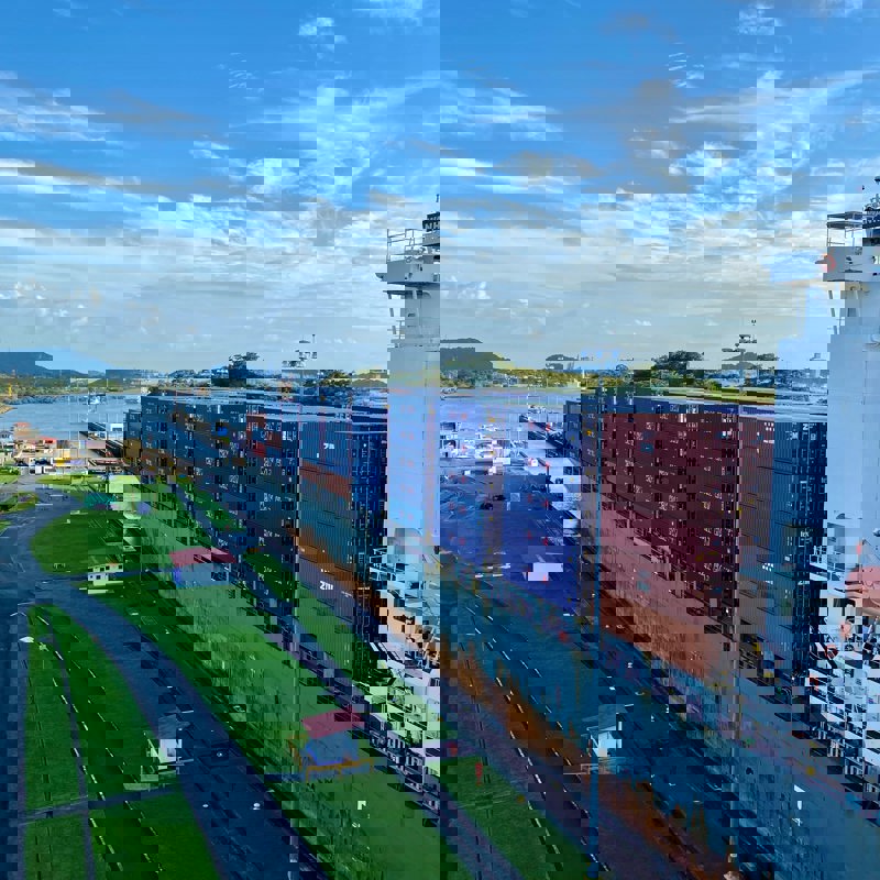 Panamakanalen er gennemgang for utrolig mange containerskibe dagligt