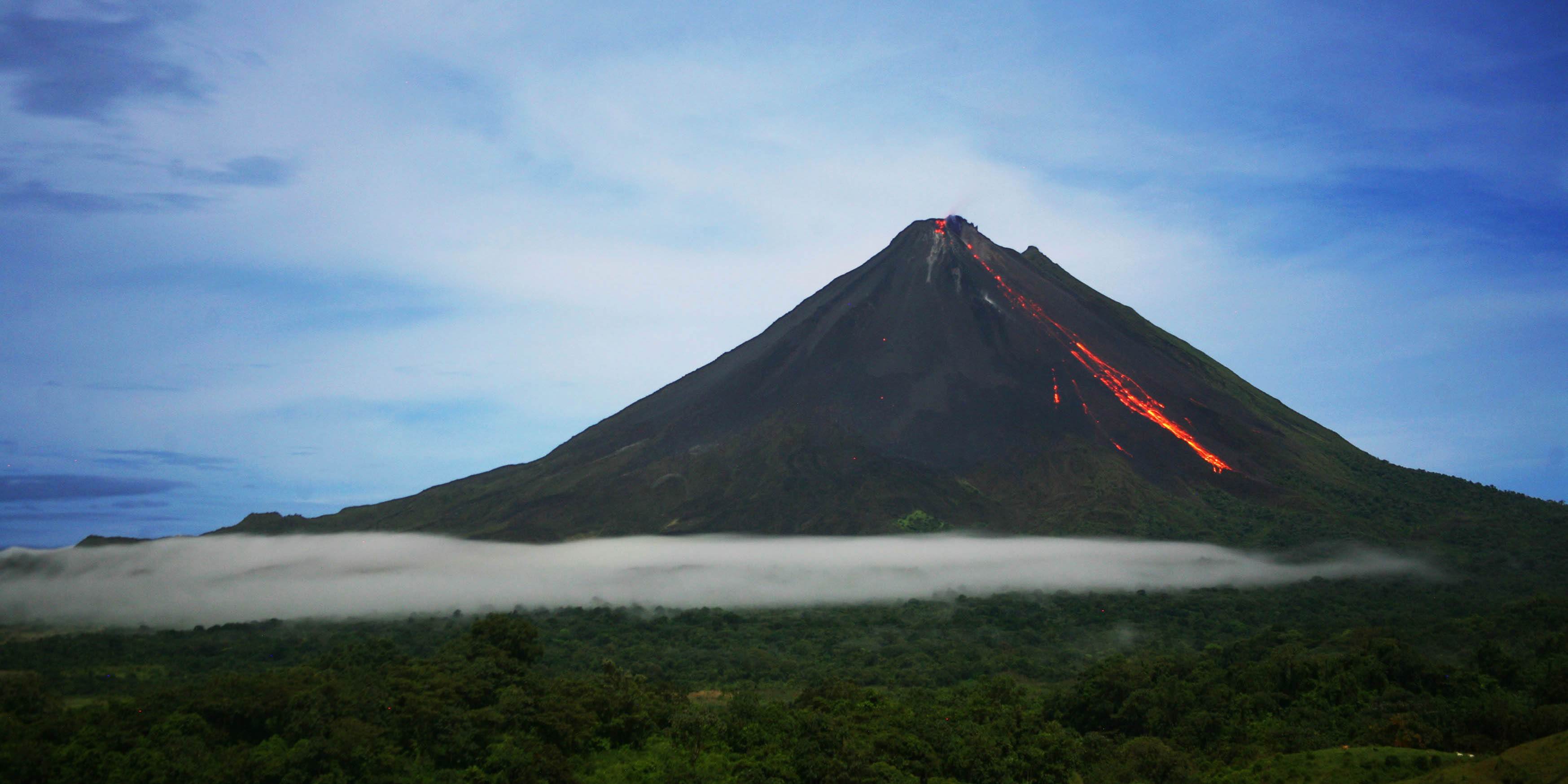 Lavaen flyder ned af Arenal vulkanen i en af Costa Ricas nordlige nationalparker