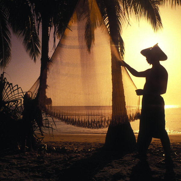 Fisker i solnedgangen, Indonesien