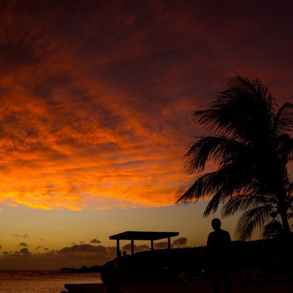 Tropisk solnedgang over havet