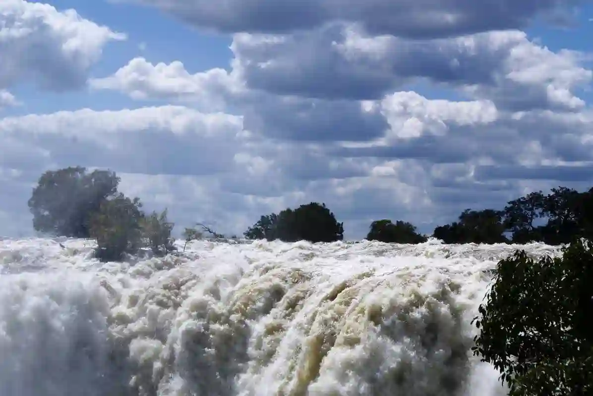 Mægtige vandmasser ved Victoria Falls, Zimbabwe, Afrika