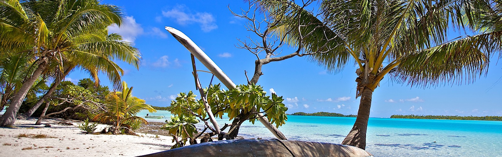 En kano venter på at komme i vandet, Rangiroa