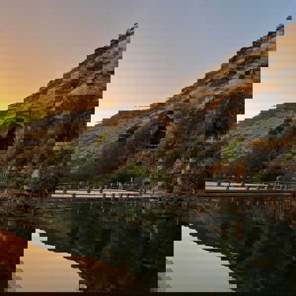 Solnedgang i bjerglandskab i Salalah, Oman