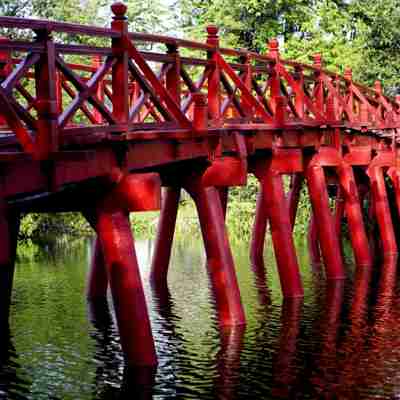 Flot bro ved Hoan Kiem søen, Hanoi, Vietnam