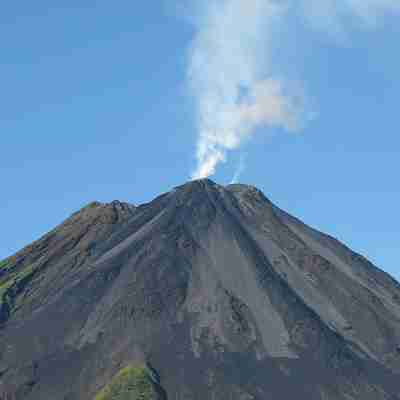 Der kommer røg op af Arenal vulkanen, Costa Rica