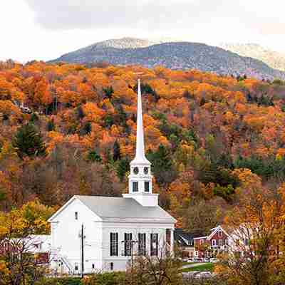 Kirke i brune efterårsfarver i skoven