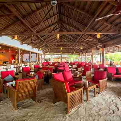Restauranten ligger på stranden på Reethi Beach Resort