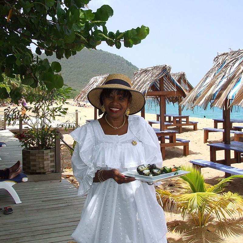 Lokal serverer mad på stranden