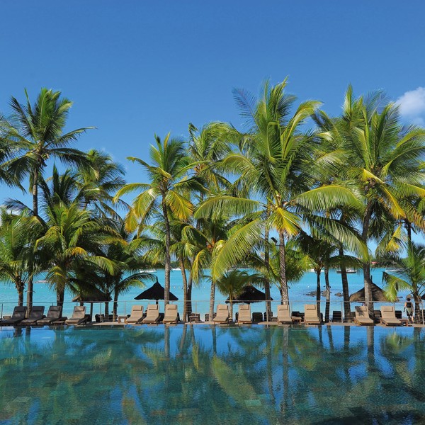 Nyd luksuslivet i solsenge tæt ved vandet på Mauritius