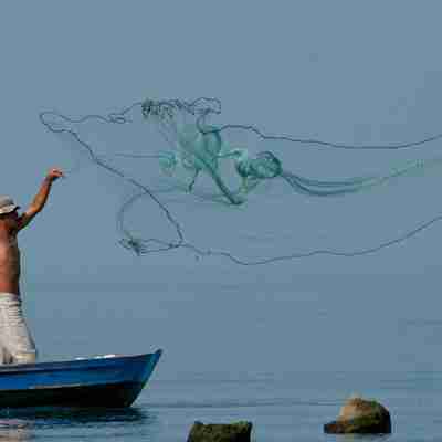 Fisker med sit net på Atitlan søen