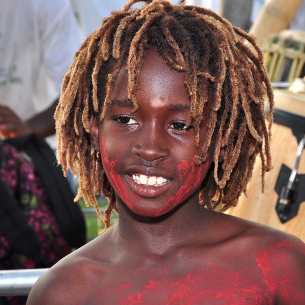 Svømning i Laguen med vandfaldet i baggrunden