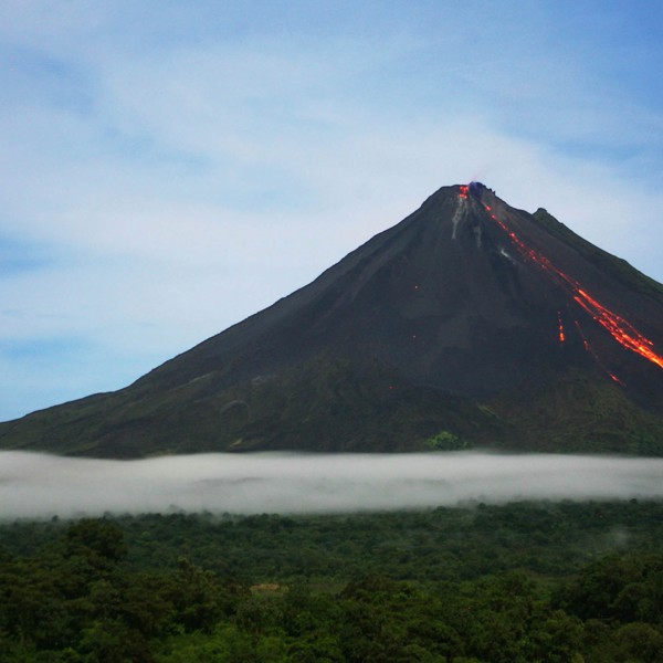Lavaen flyder ned af Arenal vulkanen, Costa Rica