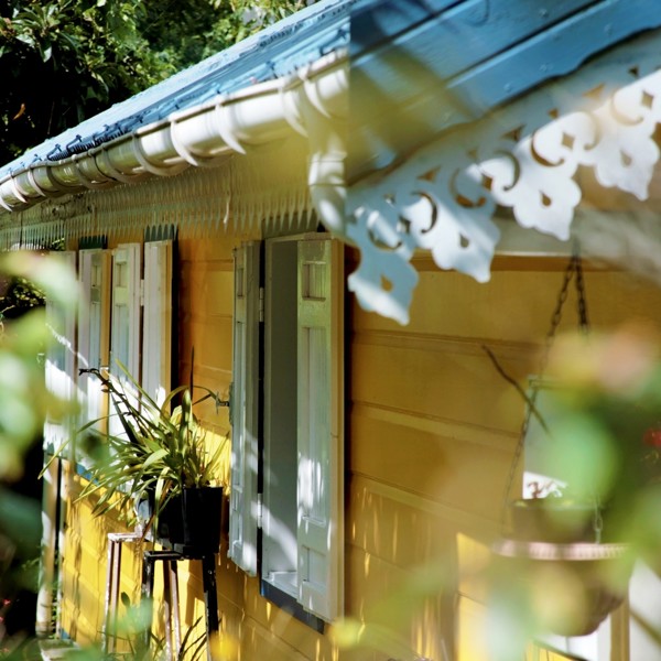 Lokal arkitektur pĂĄ de smĂĄ farverige huse