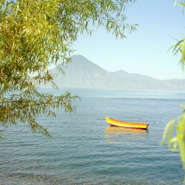 Sejl ud på Atitlan søen i Guatemala