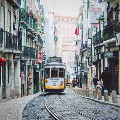 Lissabon, sporvogn i smal gade